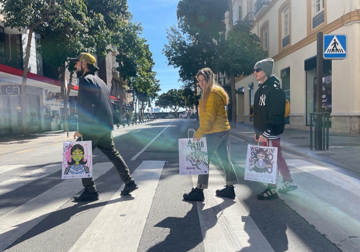 Los artistas malagueños muestran las bolsas al más puro estilo The Beatles.