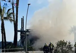 Aparatoso incendio en un chiringuito de Estepona