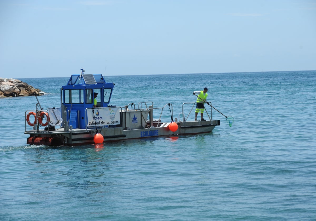 Los barcos quitanatas limpian el litoral cada verano.