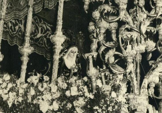 Trono e imagen de Nuestra Señora de la Soledad del Santo Sepulcro en 1960.