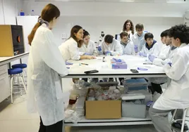 Uno de los grupos de estudiantes del programa ScienceIES, con las investigadoras Inés Moreno y Elisa Matas, en uno de los laboratorios de la UMA.