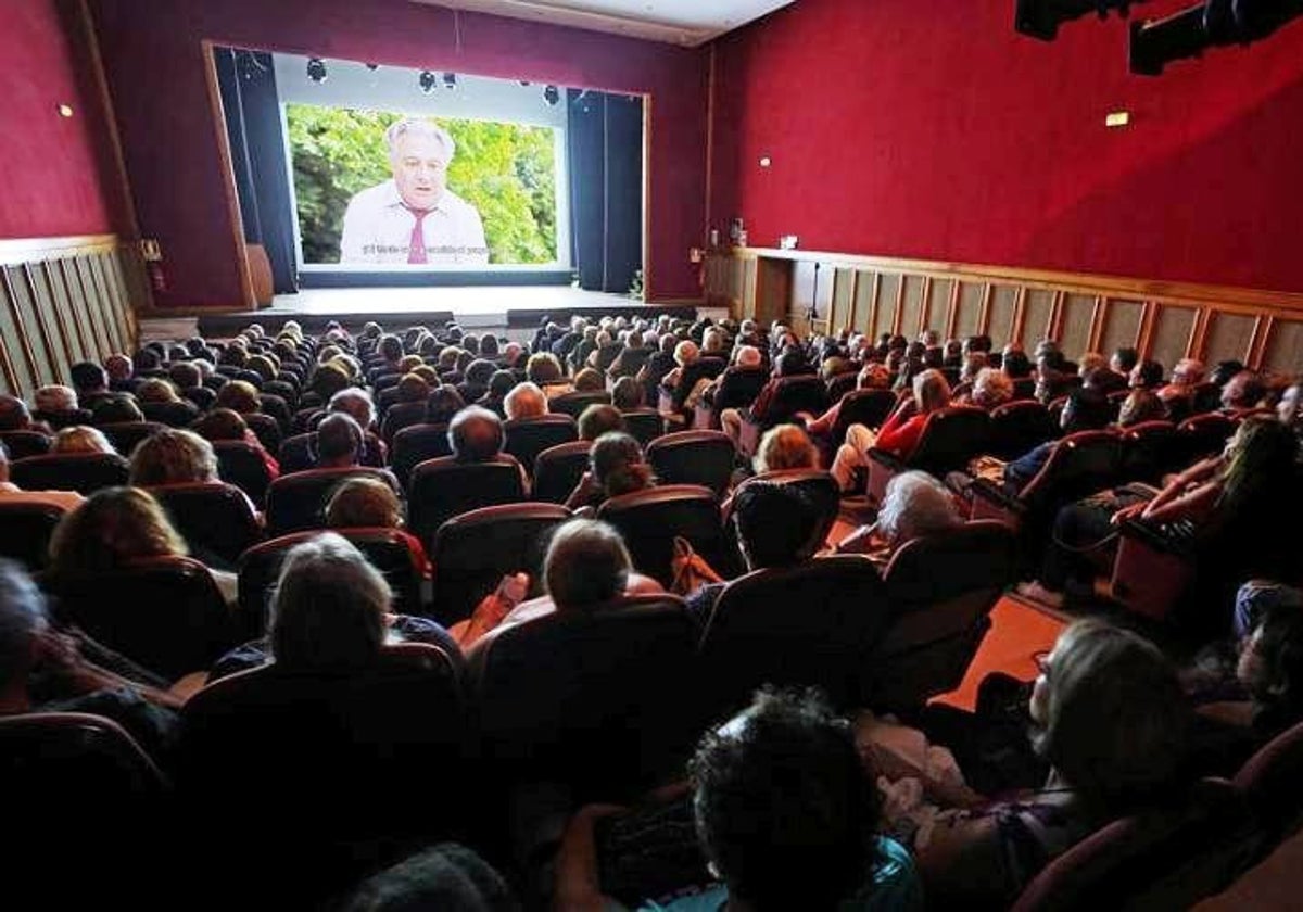 Lleno en la Casa de la Cultura de Arroyo de la Miel, donde se exhiben las películas del cineclub.