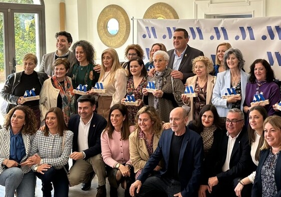 Foto de las mujeres reconodidas este viernes en La Viñuela.