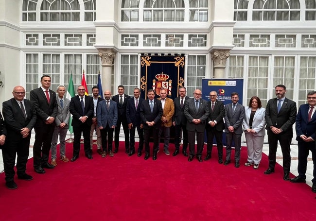 El ministro de Agricultura, Luis Planas, este viernes en Sevilla con representantes de las comunidades de regantes beneficiadas de las ayudas.