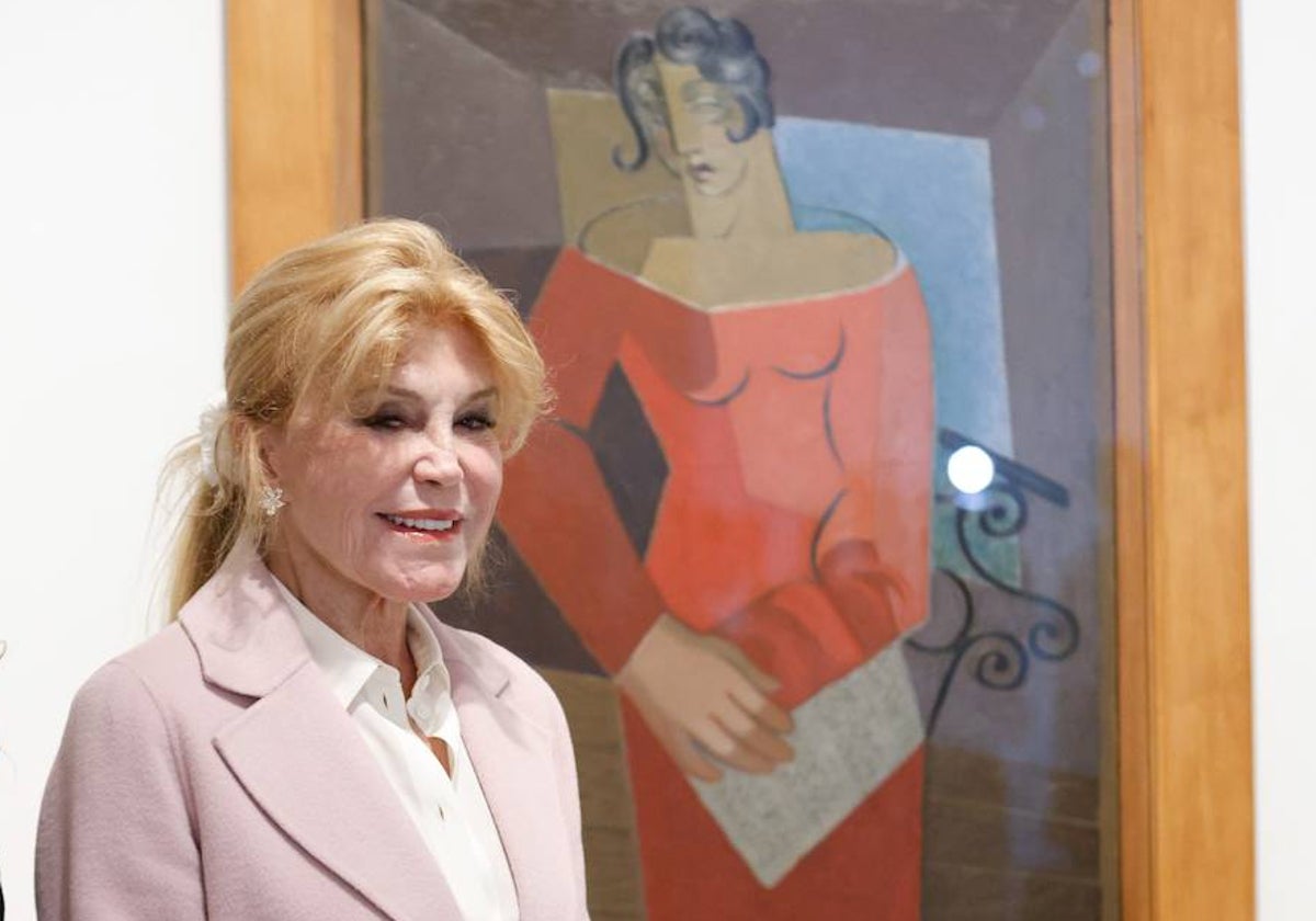 Carmen Thyssen, junto a la obra de Juan Gris 'La cantante', que se exhibe en su museo.