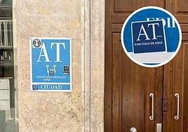 Pegatina en uno de los bloques de apartamentos turísticos de la capital.