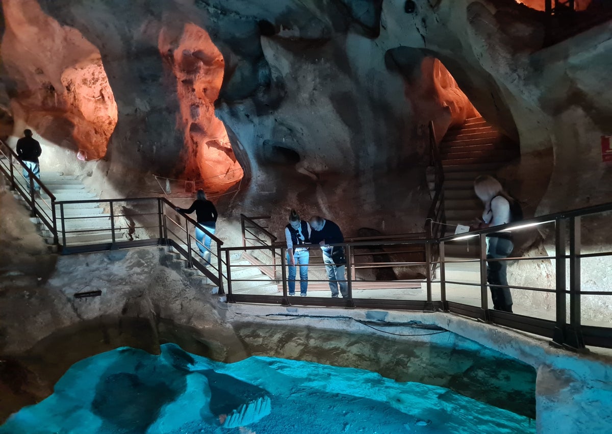 Imagen secundaria 1 - Recorrido por una de las grutas, el lago artificial de la Cueva del Tesoro y resto óseos en La Victoria.