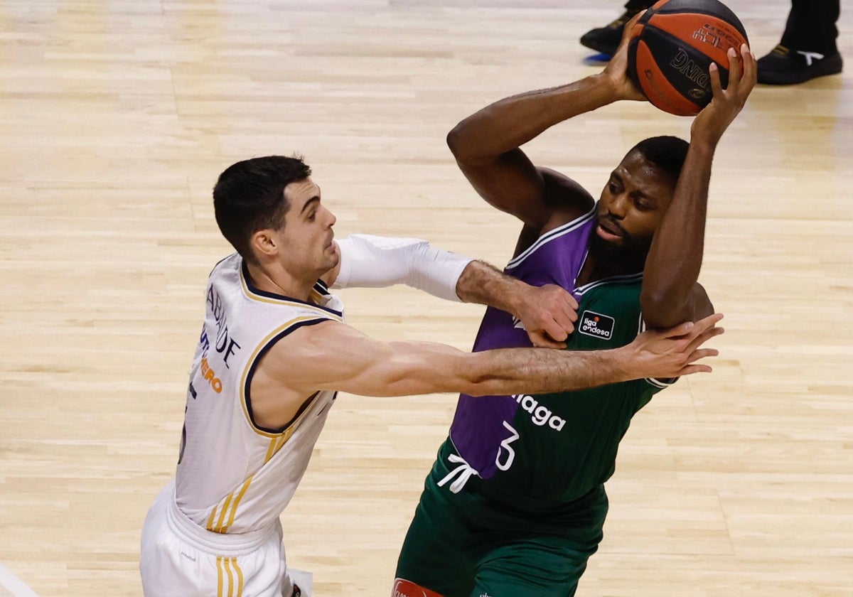 Abalde agarra de la camiseta a Ejim en su intento de frenarlo.