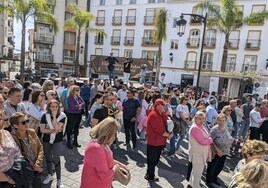 Minuto de silencio en la Plaza Fuente Arriba, junto al Ayuntamiento de Álora.