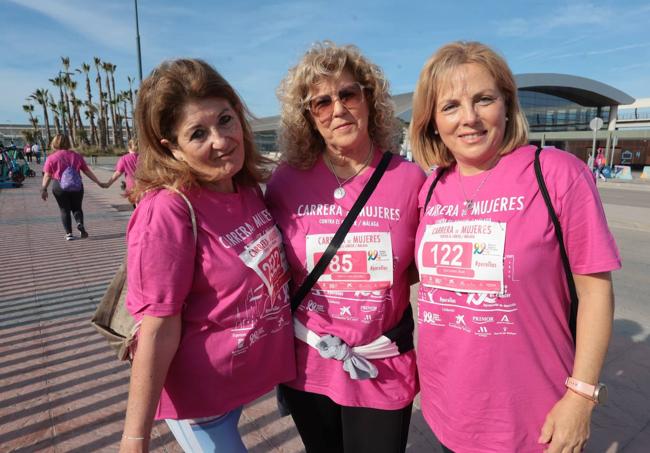 Charo Bravo, a la izquierda, y sus amigas Dolores y Pilar.