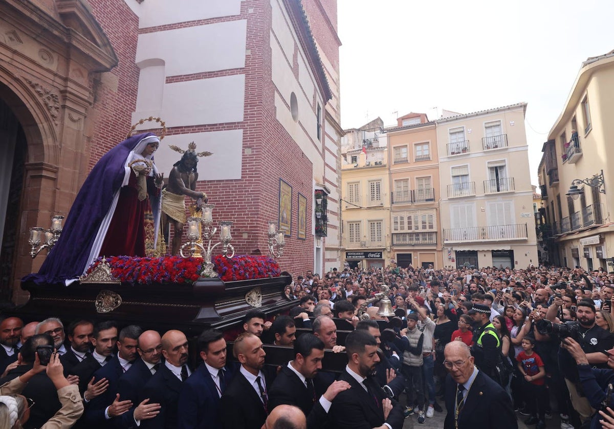 Salida de los titulares de la Cofradía de la Columna del interior de los Mártires.