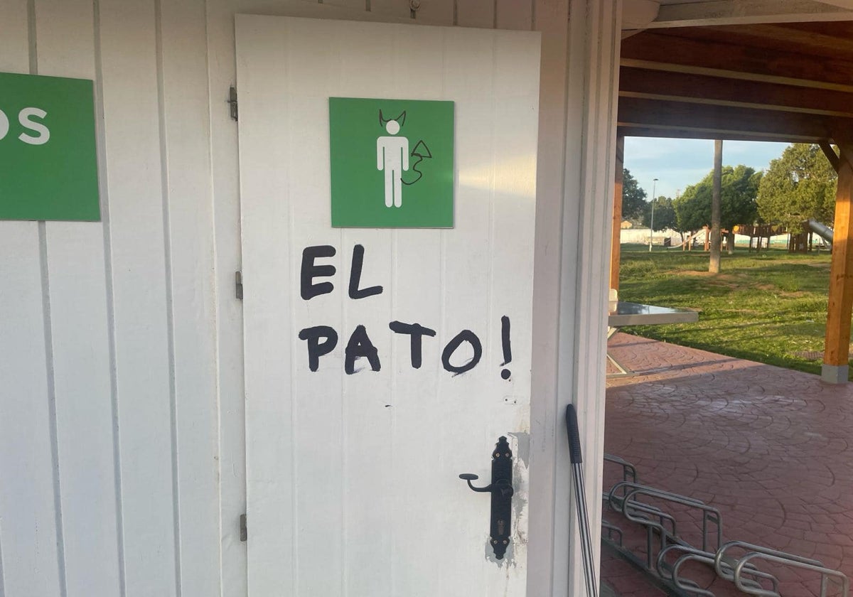 Imagen de unas pintadas en los aseos del recinto público de Vélez-Málaga.