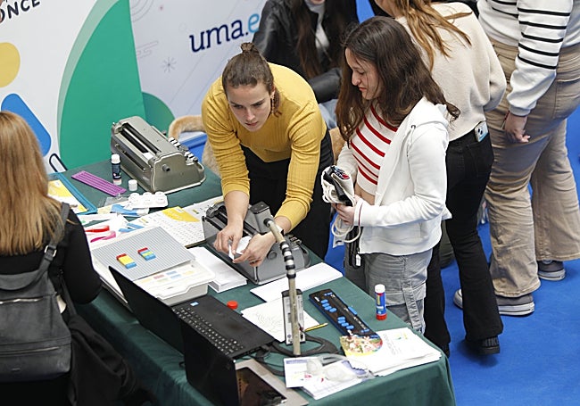 Materiales que se mostraron en el estand de la ONCE.