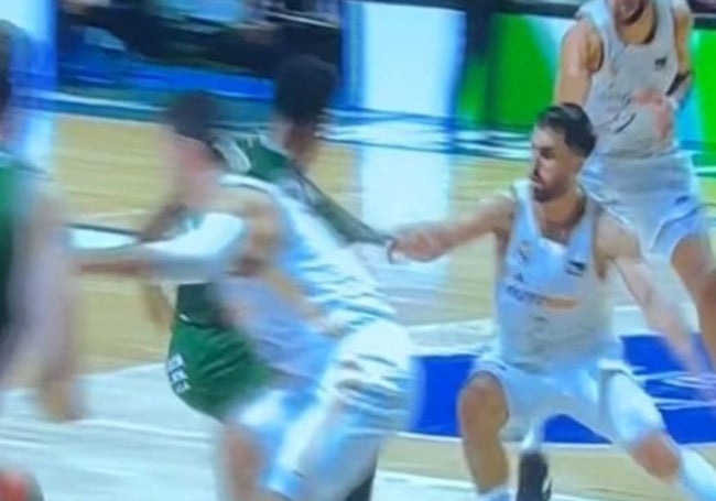 Campazzo agarra a Carter de la camiseta y lo desestabiliza.