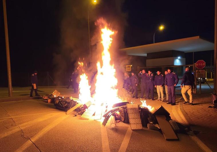 Casi un centenar de trabajadores se han concentrado esta madrugada en la cárcel de Archidona, donde han bloqueado el acceso con una barricada.