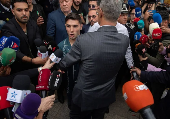 Brahim rodeado de guardaespaldas y medios de comunicación, este lunes.