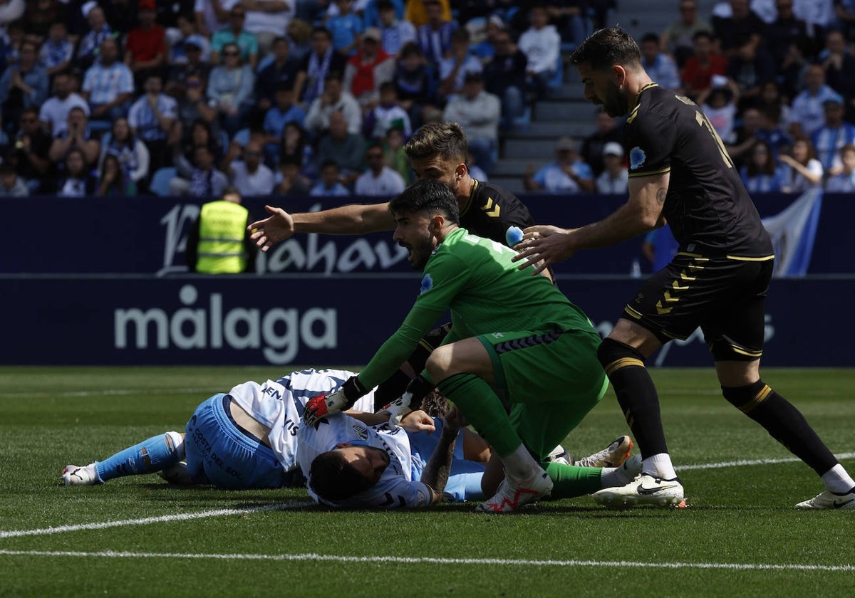 Los jugadores visitantes intentaron auxiliar a Dioni de inmediato.