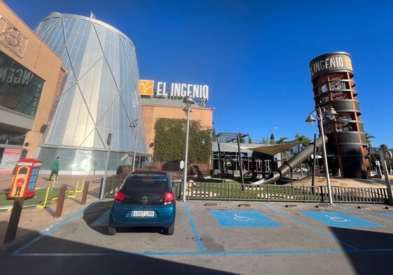 Imagen del exterior del centro comercial El Ingenio de Vélez-Málaga.