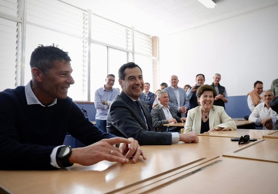 Moreno junto a parte de sus compañeros de aula y quien fue su tutora, Consuelo Abad.