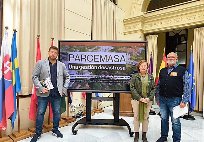 Nicolás Sguiglia (izquierda) durante la rueda de prensa este lunes en el patio de Banderas.
