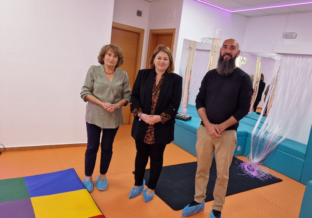 Gloria Matutano, Natacha Rivas y Víctor Gil, en las nuevas instalaciones de Algarrobo.