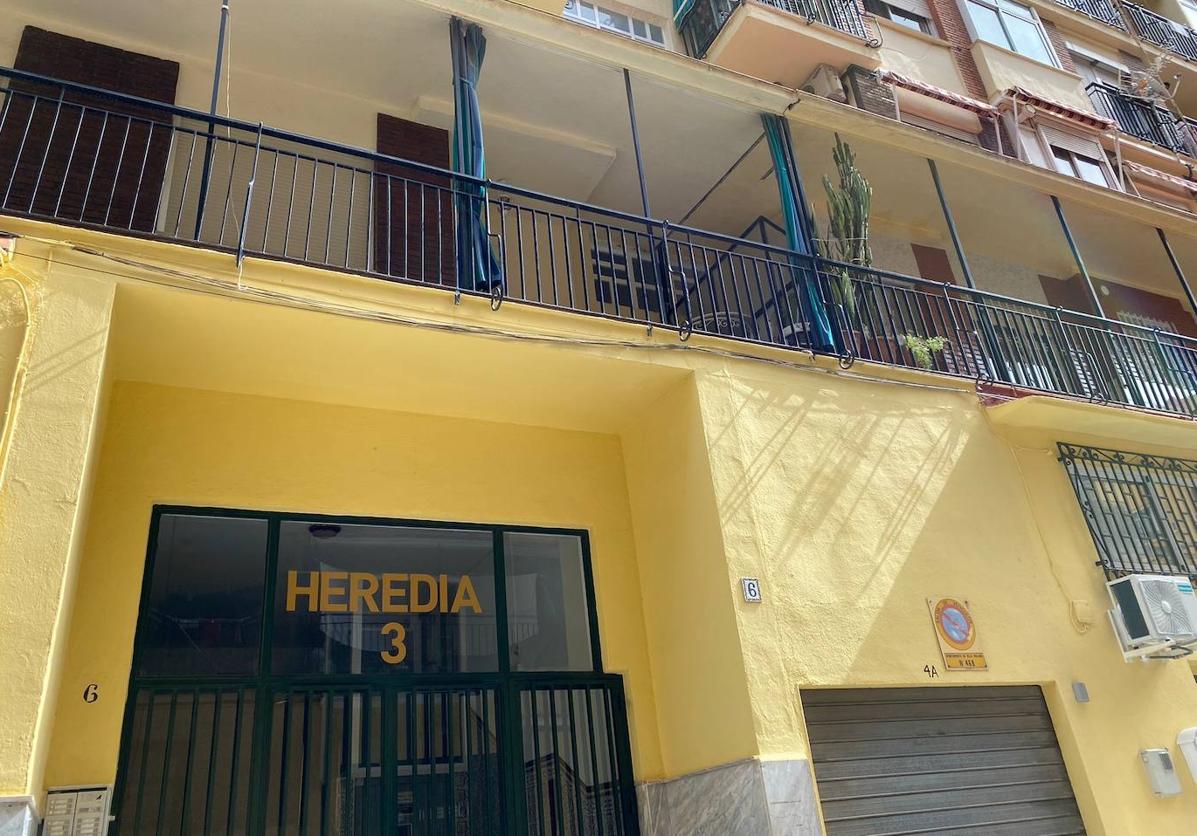 Luto por la muerte de Puri, la mujer apuñalada por su hijo en Vélez-Málaga