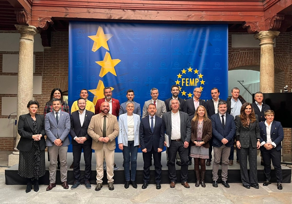 La alcaldesa de Torremolinos, con el resto de responsables municipales presentes en la FEMP.