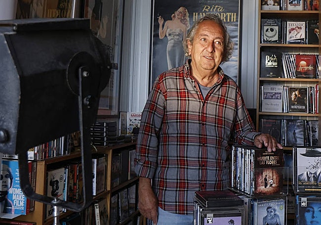 El escritor, en su 'cuarto de las estrellas', rodeado de clásicos de Hollywood.