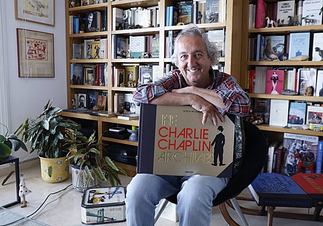 No solo películas atesora el escritor en su casa, también libros de coleccionistas de cine, su gran pasión.