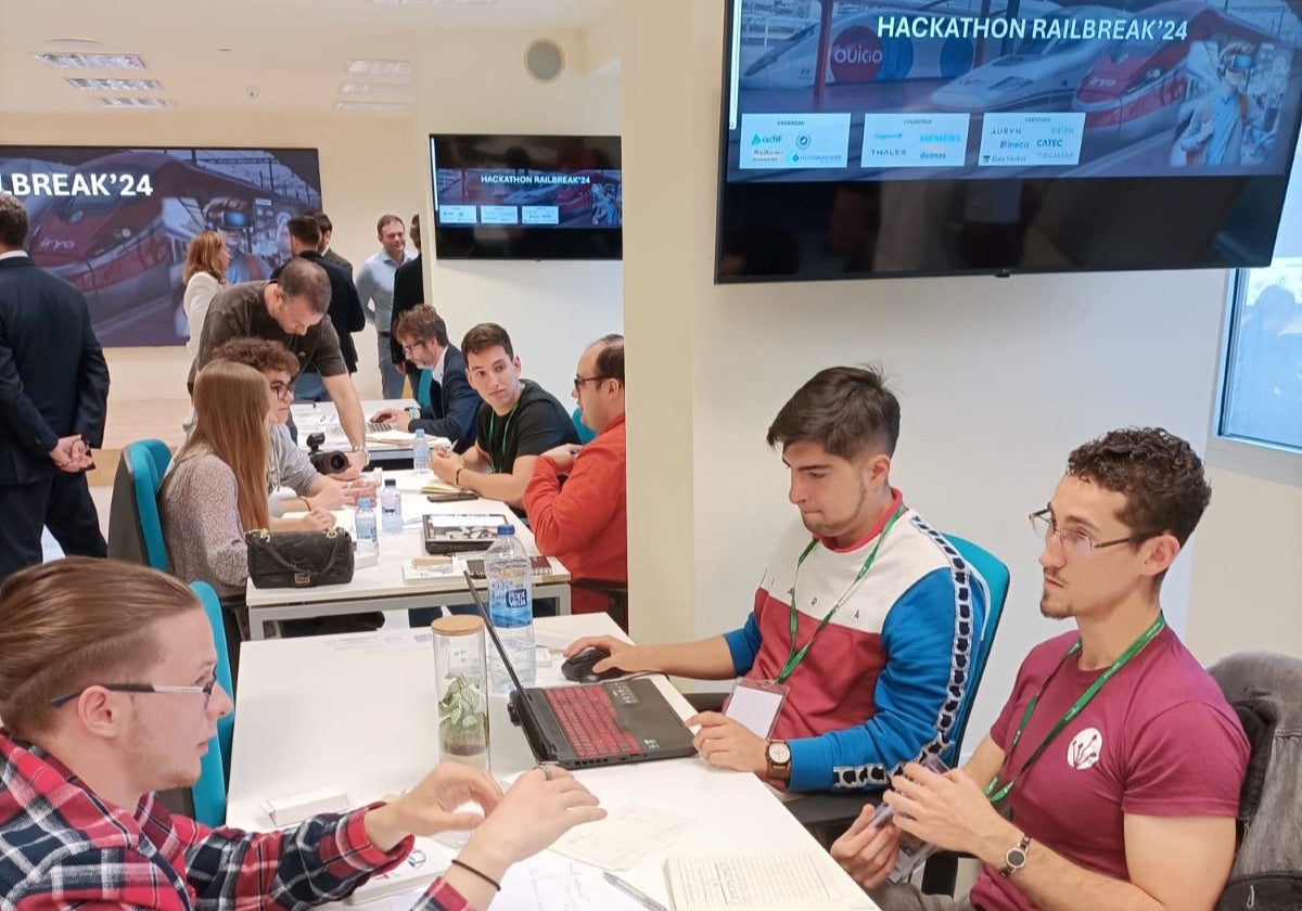 Estudiantes participan en el reto de Adif en el Centro de Tecnología Ferroviaria de Málaga.