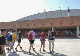 Un grupo de estudiantes se dirige al complejo deportivo universitario.