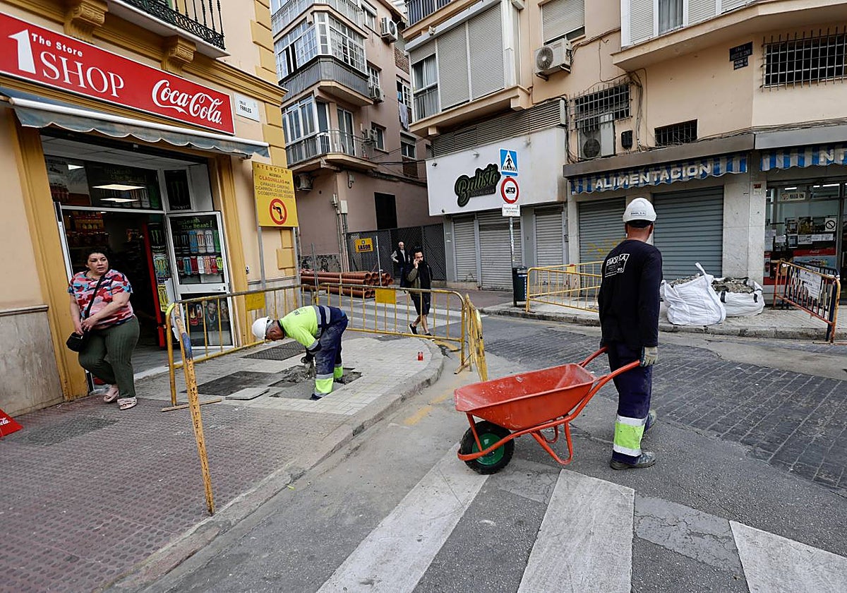 Operarios trabajan junto al mercado de la Merced, epicentro de la avería.