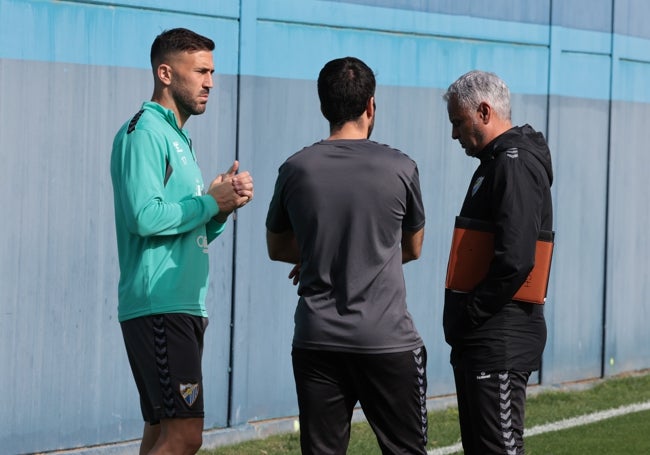 Dioni conversó con Pellicer unos minutos al comienzo del entrenamiento y se retiró después.