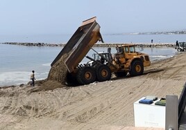 La maquinaria aportando arena en las playas de Marbella.