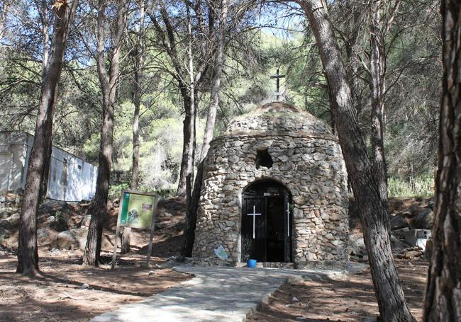 La ruta pasa por la ermita de la Virgen de las Nieves.