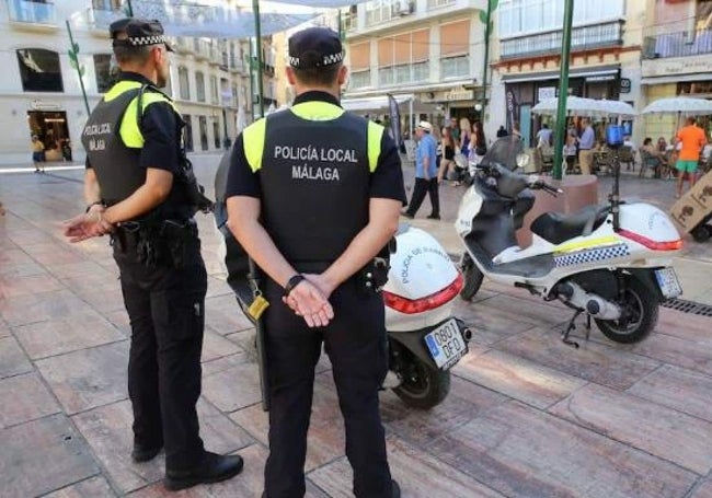 Agentes de la Policía Local en la plaza de la Constitución.