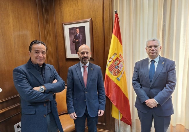 Javier Salas, en el centro, junto a Juan Ramírez, a la izquierda de la imagen, y Ramón Varea.