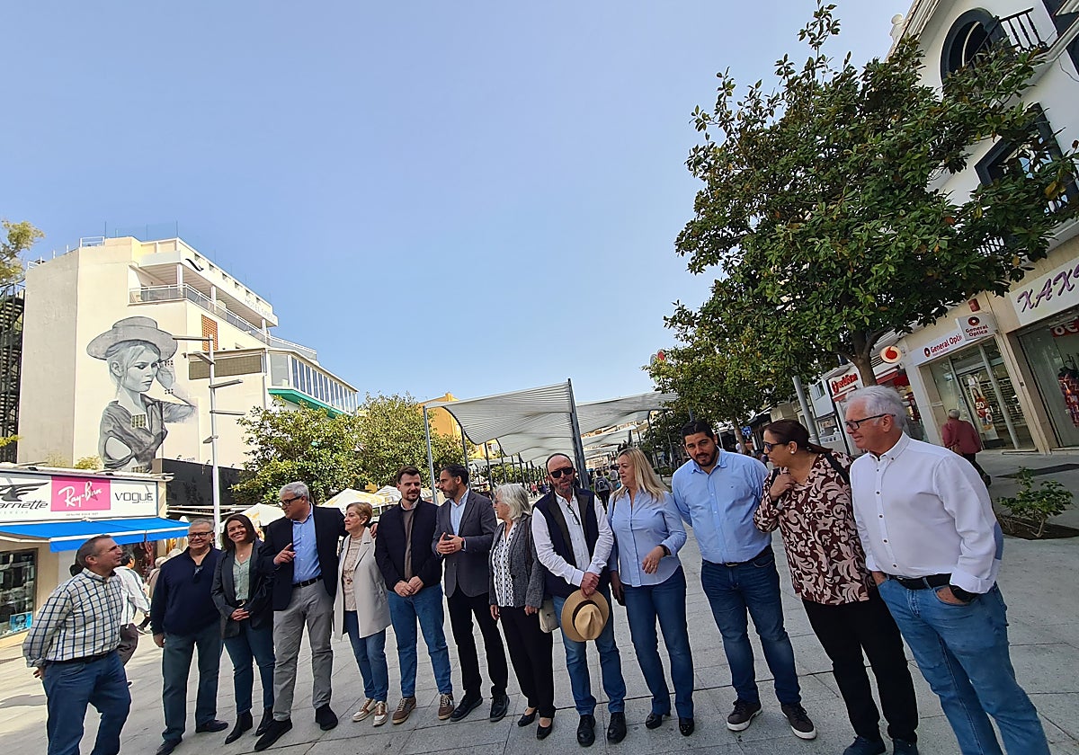 Jorge Padilla y Dani Pérez, con Antonio Navarro, y militantes del PSOE torremolinense.