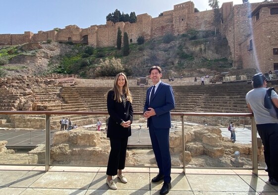 Yolanda Gómez y Antonio Alcázar, delante de Alcazaba y el teatro romano.