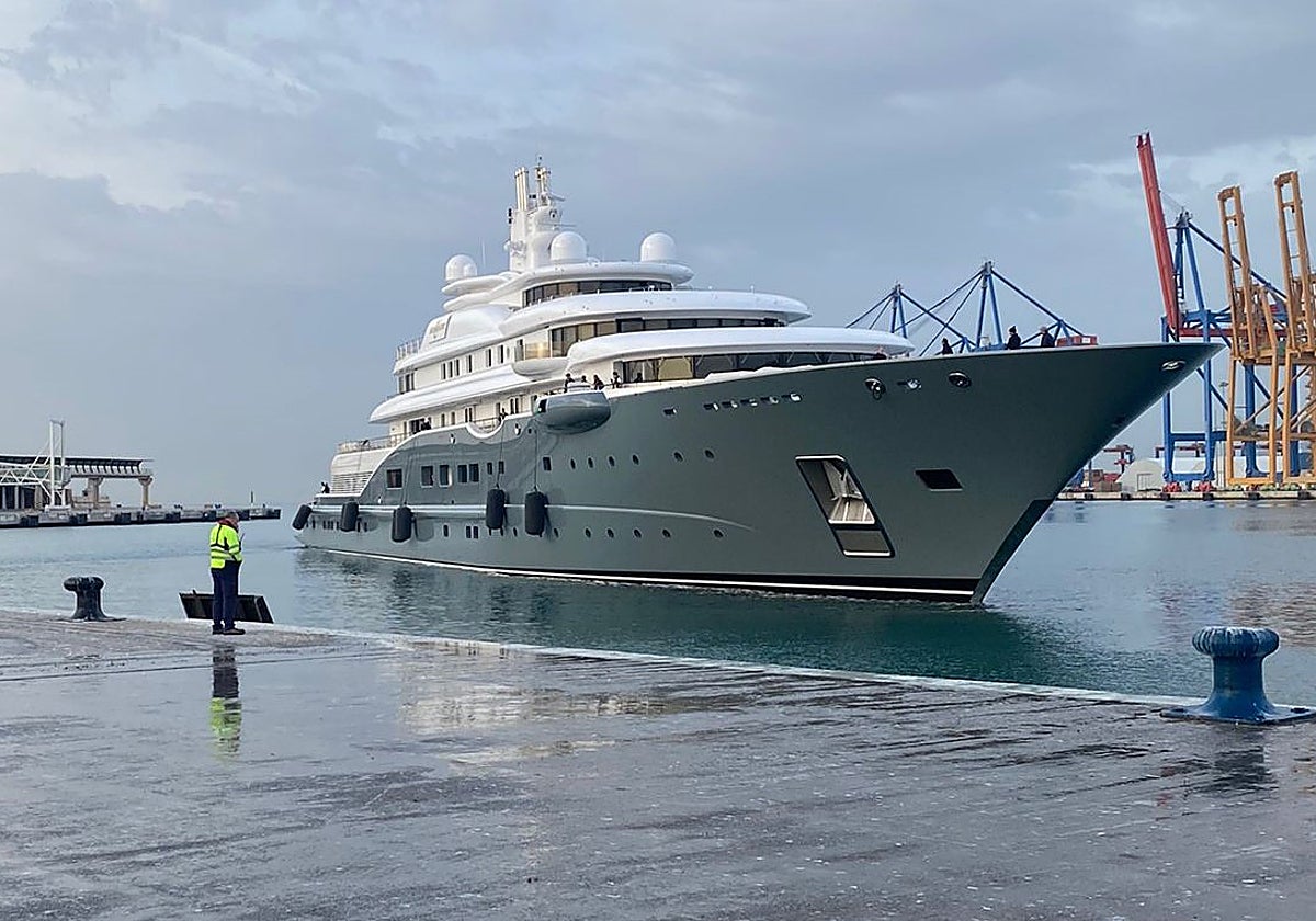 El megayate 'Radiant', a su llegada al puerto de Málaga.