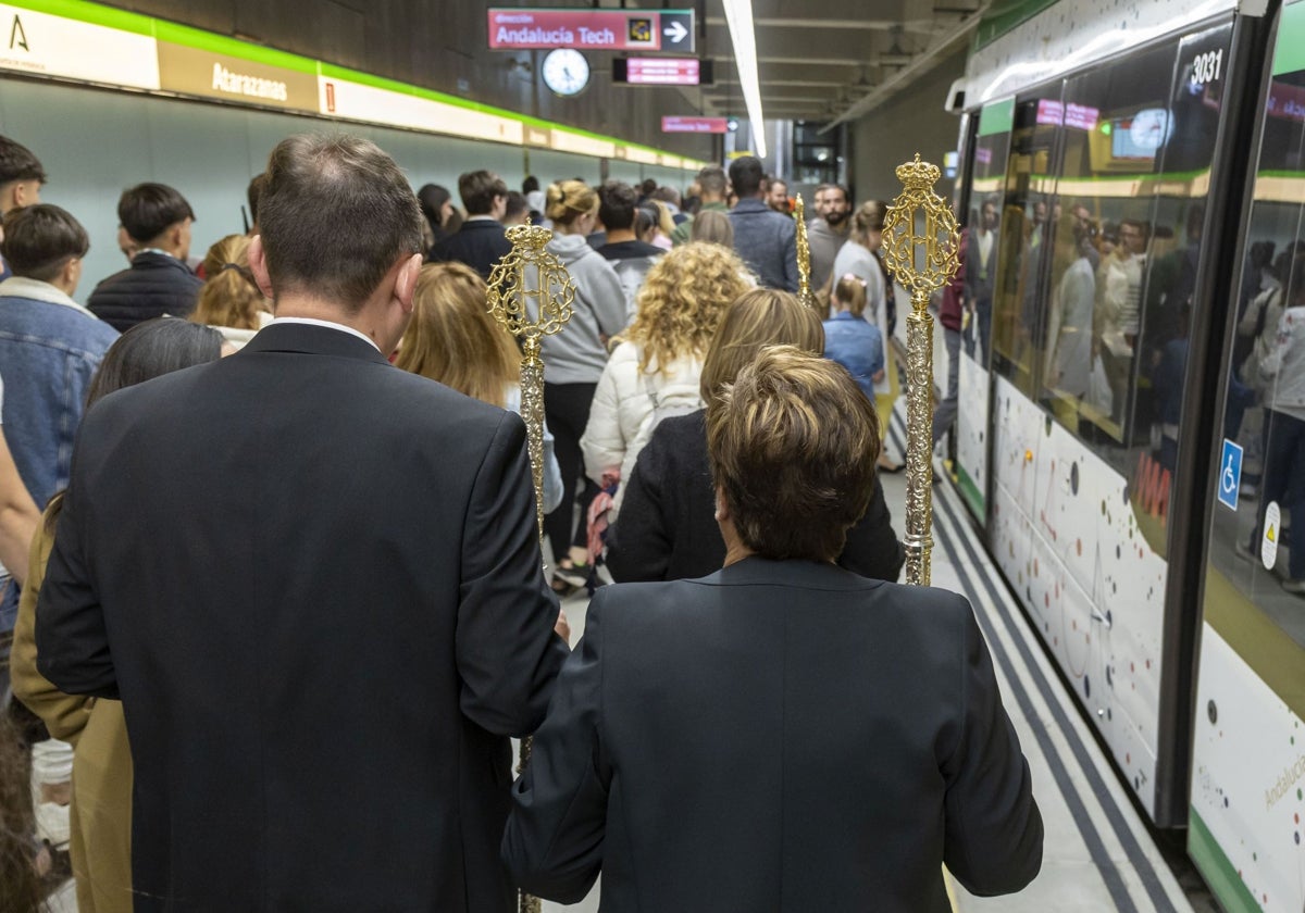 Cofrades en la estación de Atarazanas del metro, la Semana Santa pasada.