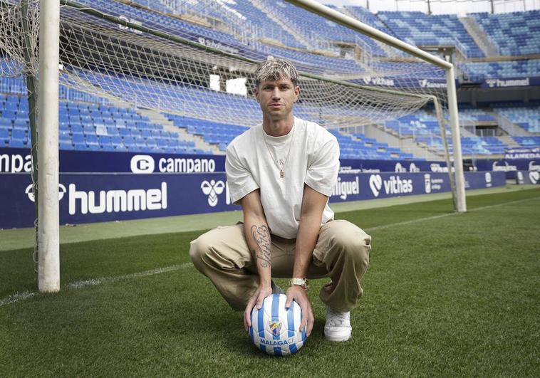 Avilés posa para SUR en una de las porterías del estadio de La Rosaleda antes de la entrevista.