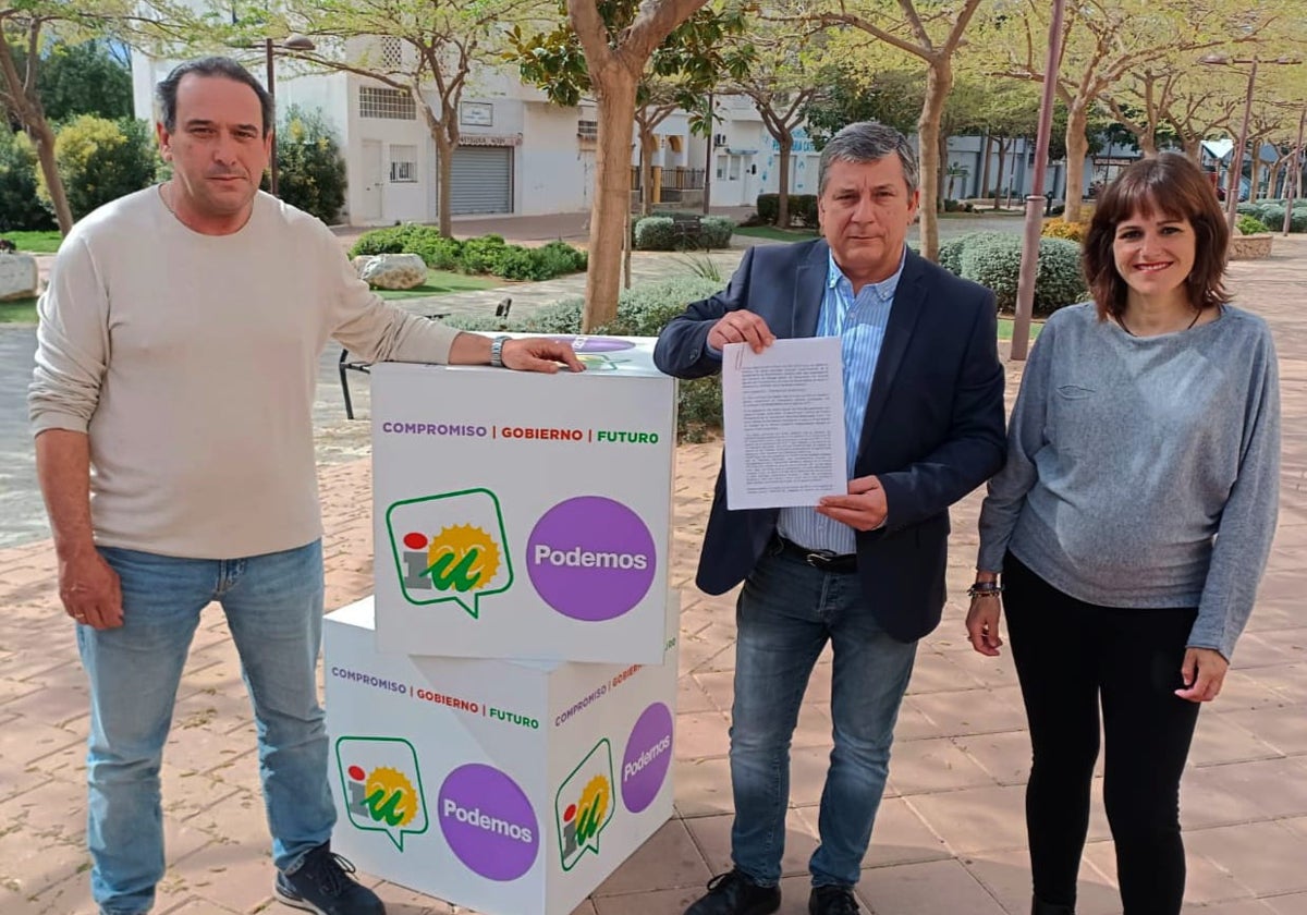 Centella junto a otros miembros de la formación de izquierdas presenta el escrito registrado ante la Subdelegación.