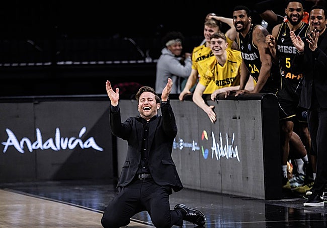 Josh King celebra una canasta de su equipo en un partio de esta temporada.