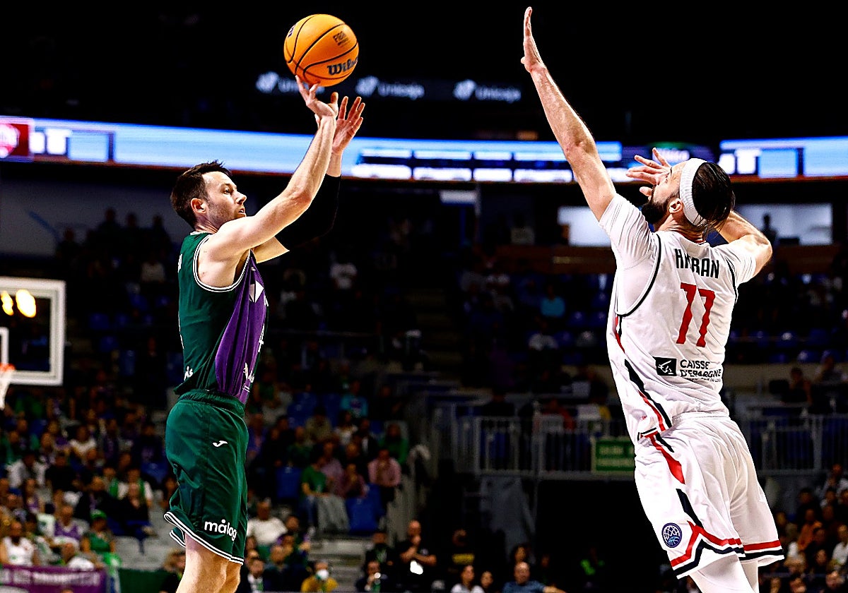 Kalinoski lanza un triple en el partido ante el Cholet.