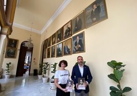 Rodríguez y Pérez, con el ejemplar de la vida de la concejala Esperanza Puerta, en la galería de alcaldes con una única mujer, Celia Villalobos.