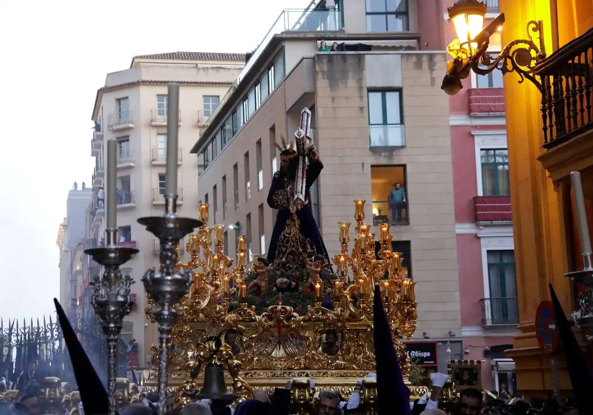 La imagen de Jesús El Rico llegando a la plaza del Obispo.