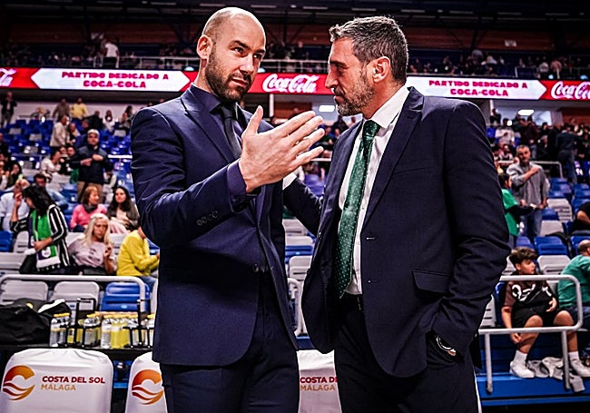 Spanoulis charla con Ibon Navarro en el partido jugado en Málaga.