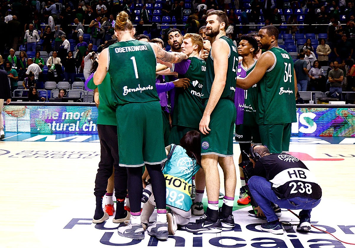 Los jugadores del Unicaja celebran la victoria ante el Cholet.
