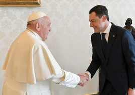 El Papa Francisco saluda a Juanma Moreno en el Vaticano.